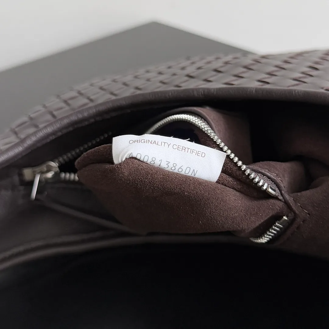 Batch 1660 BOTTEGA VENETA 2025 new men's small Veneto crossbody bag is made of lambskin, elegantly extends to the strap, fits perfectly on the upper body, and the light and neat shape is suitable for all your choices for business trips, travel or daily life. Top zipper, interior two compartments, extra-large capacity. The classic Veneta shape has been redesigned and turned into a bag that can be worn cross-body, simple yet stylish. Although it is designed as a men’s bag, it is also very suitable for girls to carry! The back is so handsome🕶! More aura ~ The shoulder straps are reasonably designed, making it comfortable and stylish to carry cross-body. The bag has a practical capacity and can easily fit your daily needs~ Whether it is paired with casual wear for going out on the street or with formal wear for commuting, put it on and your fashion sense will rise in a straight line📈! Style number: 836918 Size: 27*17*2.5cm